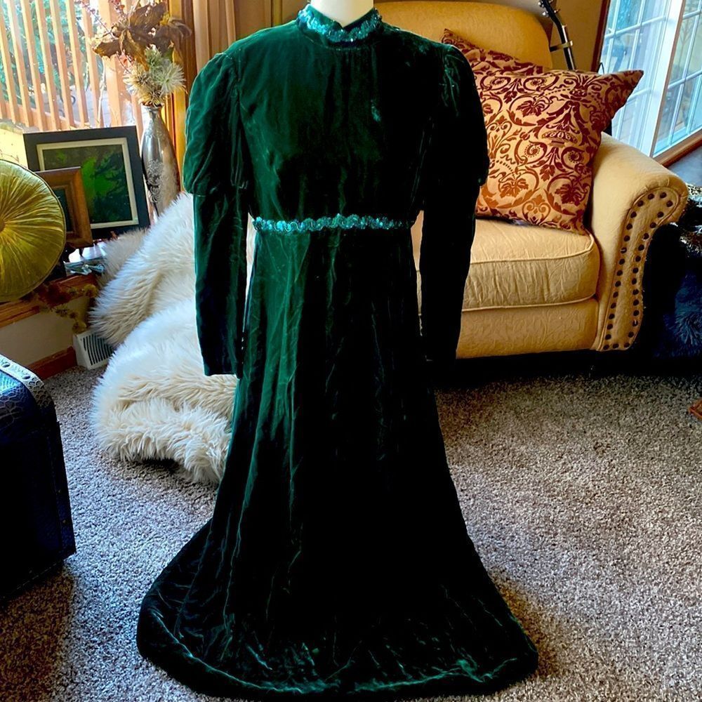 Gorgeous Green Velvet Costume Dress Cosplay